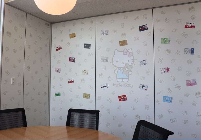 セディナ、応接室にハローキティデザインの
空間装飾を導入