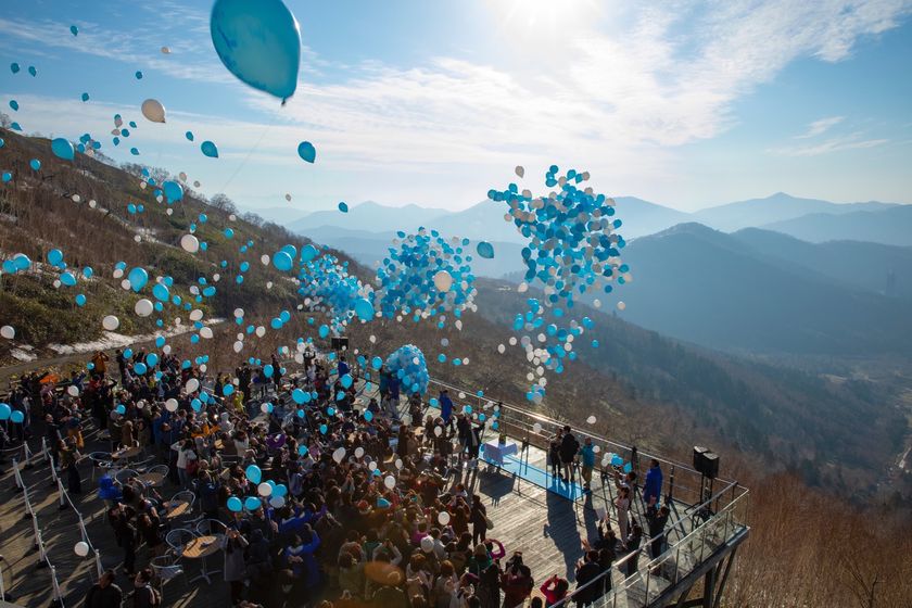 星野リゾート　トマム
流れ込むダイナミックな雲海を間近で鑑賞できる展望施設
「雲海テラス」2019年のオープニングセレモニーを開催
開催日：2019年5月11日