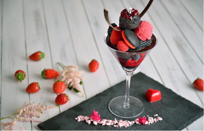 平日は商談中の休憩や、〆パフェにも
ハンサムな「赤と黒の大人苺パフェ」
2019年3月1日（金）より春限定で販売中