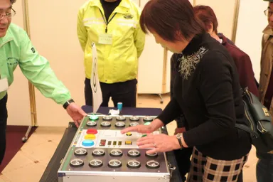 「クイックアーム」を楽しむ来場者 2