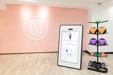 1,500×850mmのAI搭載大画面モニター付きマシン