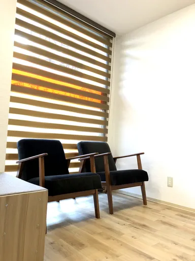 光あふれる落ち着いた明るい待合室