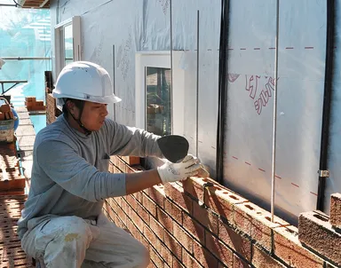 本物のレンガを手積みしている様子