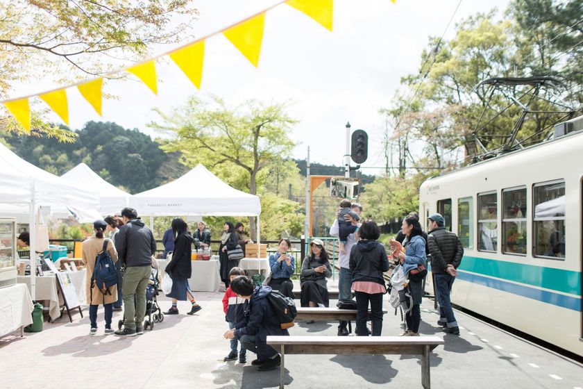 叡山電車 八瀬比叡山口駅で屋外マルシェイベント第3弾を開催！ 
「ＦＡＮＴＡＳＴＩＣ ＭＡＲＫＥＴ ｉｎ えいでん八瀬比叡山口 
― おいしい、たのしい、ひえい日和」を4月20日(土)、21日(日)に開催します
〇お弁当を中心に、個性あふれる加工品など京都・滋賀を中心に活動する店舗が各日出店
○お子さま向けのワークショップや「ブックトレイン」など新たなイベントも実施