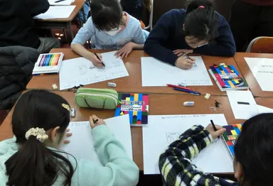 アイディアを描く生徒3