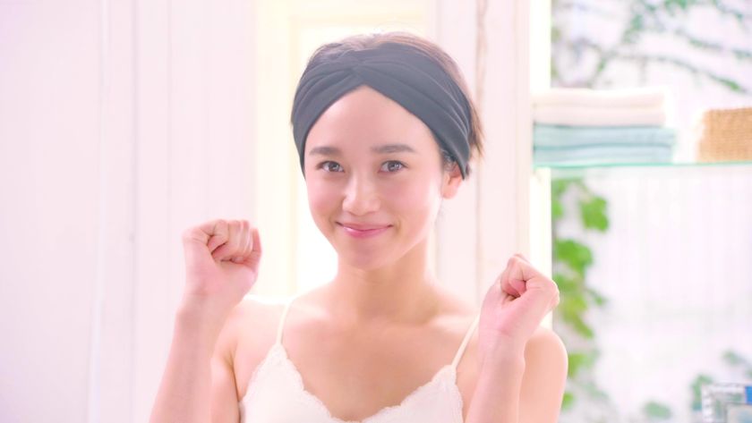 人気モデル・宮城舞 大人のニキビケアをレクチャー!
素顔でもフルメイクでも美しさ際立つ素肌。
大人のニキビについて語るインタビュー動画も公開
「いつまでいるの?って感じの大人ニキビができちゃいますね。」