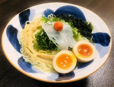 ふぐラーメンのトッピングにとらふぐ刺しを追加