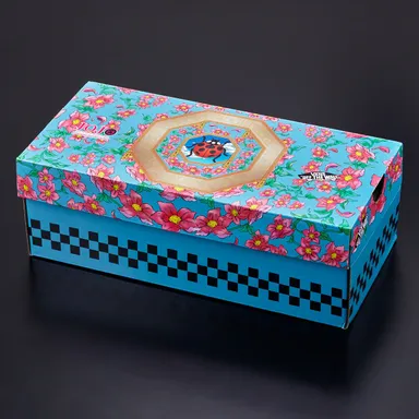 ジョジョの奇妙な冒険 黄金の風 × VANS コラボレーションスニーカー　箱