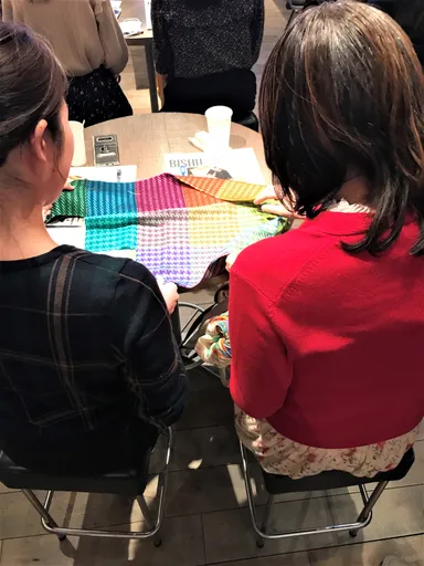 サンプル生地を確認する参加者