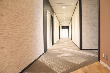 ラウンジからセミナーエリアへ向かう通路