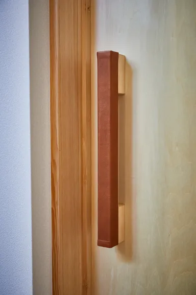 リビング建具に皮革を使用