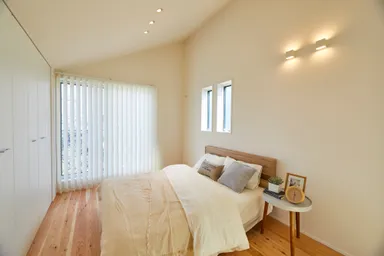 勾配天井のある主寝室
