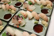 試食会の様子6（ブリ・タイの寿司）