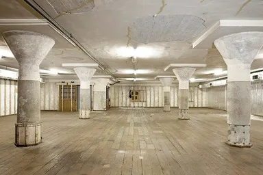 ▲歴史的なマッシュルーム型柱を継承(写真は解体前)