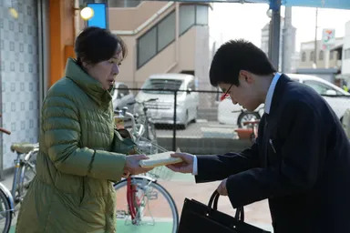 金を受け取る和人