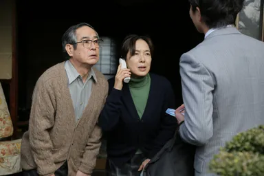 金を引き渡す光代