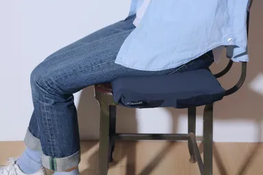 W52×D25cmの広々サイズのクッション(OMNI)