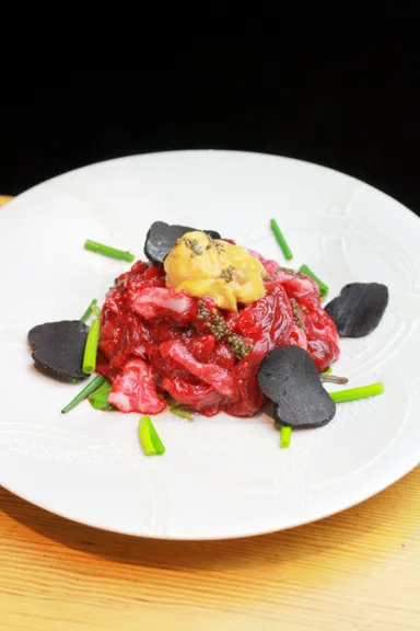 菅乃屋上通店：馬肉と雲丹のユッケ