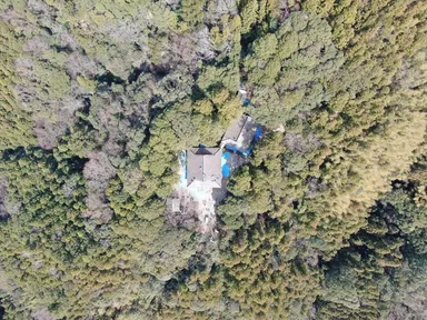 山の中にポツンとある寺院