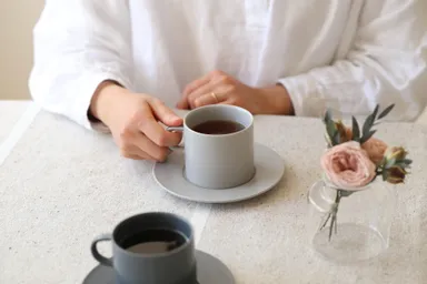 クールグレーカップ＆ソーサー＋ミニブーケ