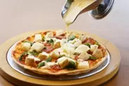 スイス産“とろ～り”溶かしチーズソースの春野菜ピザ