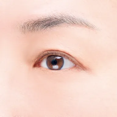 写真B(写真Aに二重まぶた化粧品を使用した状態)