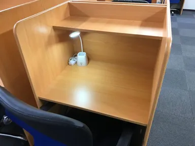 LEDライト、USBコンセント付きデスク