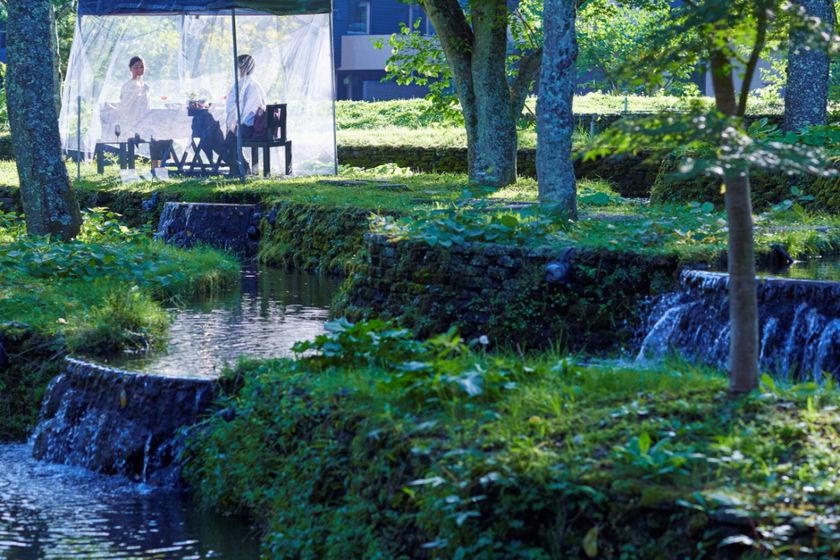 星のや軽井沢
七味鍋がもたらす爽快感。軽井沢の涼夏を満喫するための屋外ダイニング
「夕涼みダイナー」登場
期間：2019年7月1日～8月31日　