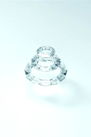 太陽の光を受けて透明から色が変わるリング