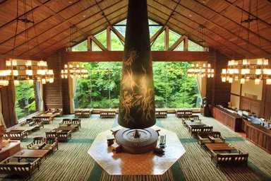 【奥入瀬渓流ホテル】ロビー 森の神話