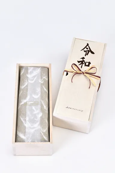 令和の文字を施した木箱