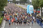 「横浜マラソン２０１８」出走時の様子