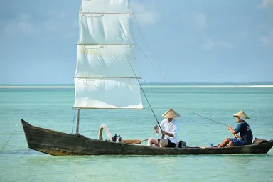 【星のや竹富島】脱デジタル滞在～八重山ブルーの海をサバニで駆け抜ける～イメージ