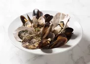 ムール貝、あさり、牡蠣の白ワイン蒸し