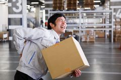 物を持ち上げギックリ腰に