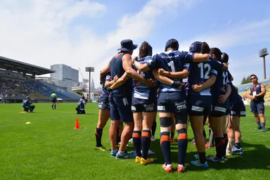 試合前に円陣を組むアルカスクイーン熊谷の選手たち