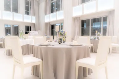 天空から差し込む光に包まれた白亜の空間