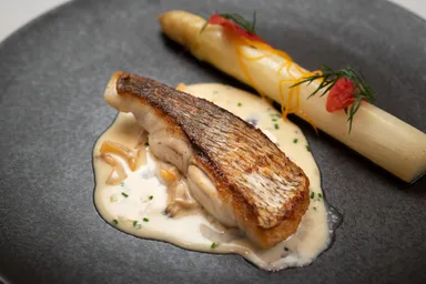 魚料理　鹿児島県産　天然真鯛とホワイトアスパラ