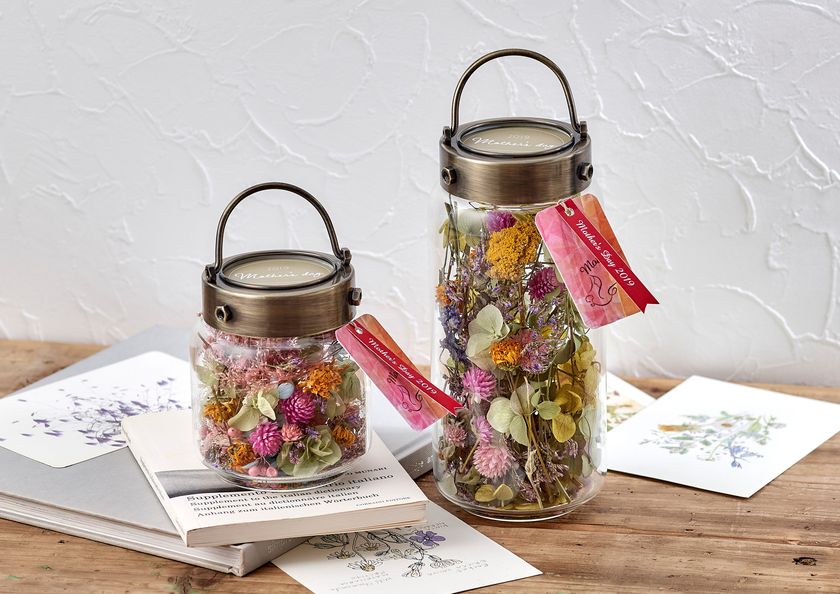 おしゃれなガラスキャニスターに入ったカラフルな
ドライフラワーボトルやアレンジする楽しさも贈れる
スタイリッシュな花瓶と花束のセット等
SNSでも話題の母の日ギフト
