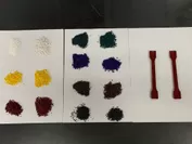 セルロースナノファイバー複合生分解性樹脂カラーマスターバッチとその材料を用いて作成したダンベル試験片(白、黒、茶、赤、青、緑、黄色、他)　すべて右側がセルロースナノファイバーと複合化したもの