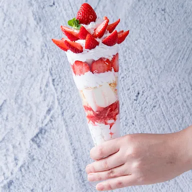 北海道生クリームとリコッタチーズの苺パフェ