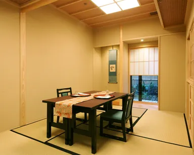 小庭の見える藤の間