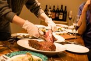 塊の肉を捌く、シェアする体験ができる！食べることを楽しむレストラン『炉窯ステーキ煉瓦』　2019年5月7日(火)より新コンセプトスタート