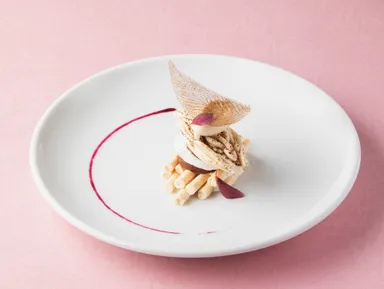 【軽井沢ホテルブレストンコート】3位作品（トリミング済）_-写真提供_（協）全日本洋菓子工業会