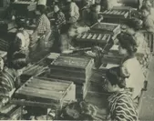 工場でマッチの箱詰めをしている様子 東洋燐寸株式会社の写真帳より(1910～1920年代)　