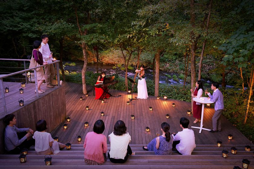 軽井沢星野エリア　ハルニレテラス
川のせせらぎが心地よい夕暮れのひととき
「ハルニレテラス　水辺の音楽会」開催
開催日：2019年7月19日～8月9日の金・土・日曜日