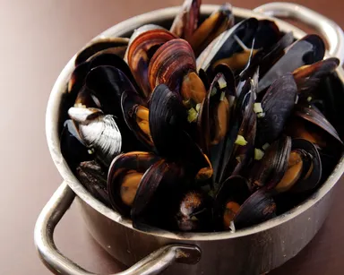 バケツ一杯のムール貝〜白ワイン蒸し〜