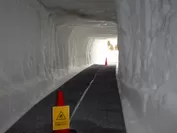 雪のトンネル入口