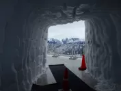 雪のトンネル出口