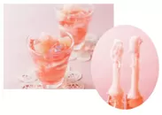 桃のパチパチグラスデザート　(左)完成イメージ、(右)ソーダにメントスを入れると泡が噴き出します